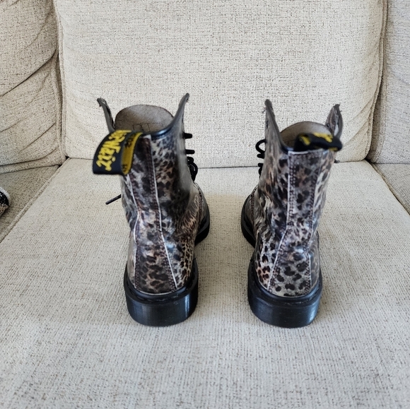 Dr. Marten Leopard Print Lace Up Leather Boots Women's Size 5 - Picture 6 of 11